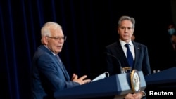 Utusan tinggi Uni Eropa untuk urusan luar negeri dan kebijakan keamanan Josep Borrell Fontelles (kiri) bersama Menteri Luar Negeri AS Antony Blinken dalam konferensi pers bersama di Washington, DC hari Senin, 7 Februari 2022. (Foto: Reuters/Andrew Harnik)