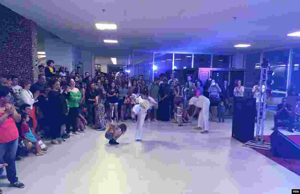 Wacheza shoo ya dansi ndani ya Nyumba ya Afrika wakionyesha ngoma zenye asili ya Afrika