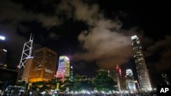 ក្រុម​​​អ្នក​​​តវ៉ា​​​កំពុង​​​គ្រវី​​​ទូរស័ព្ទ​​​ក្នុង​​​អំឡុង​​​ពេល​​​នៃ​​​ការ​​​ប្រមូល​​​ផ្ដុំ​​​គ្នា​​​​​​ក្រោយ​​​ពី​​​រដ្ឋាភិបាល​​​ប្រទេស​​​ចិន​​​បាន​​​ច្រានចោល​​​ការ​​​តែ​​​តាំង​​​ដោយ​​​សេរី​​​​​​​​​អំពី​​​​​​​​​បេក្ខជន​​​សម្រាប់​​​ឈ​​​ឈ្មោះ​​​ជា​​​មេដឹកនាំ​​​ថ្មី​​របស់​​​ទីក្រុង​​​ហុងកុង​​​។ 