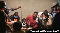 Dépouillement des urnes dans un bureau de vote en présence des représentants des candidats, le jeudi 12 août 2021 à Lusaka, en Zambie. 