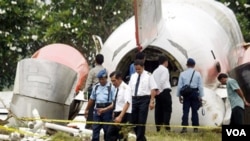 Petugas melakukan penyelidikan kecelakaan pesawat Lion Air di Solo, Jawa Tengah yang menewaskan 26 orang tahun 2004 silam. (Foto: file)
