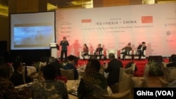 Para pembicara dalam acara Seminar Lima Tahun Kerjasama Strategis dan Komprehensif Indonesia-China di Hotel Mulia , Senayan, Jakarta, Selasa, 27 November 2018. (Foto: VOA/Ghita).