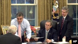 ARHIVA: Predsednik Džordž Buš mlađi sa potpredsednikom Dikom Čejnijem, šefom kabineta Endrju Kardom i direktorom CIA- Džordžom Tenetom dobija izveštaj o statusu vojne akcije u Iraku, 20. marta 2003. godine. Foto: AP/Eric Draper/Bela kuća