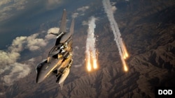 Sebuah pesawat tempur F-15E Eagle saat melancarkan serangan udara di Afghanistan, 12 November 2017 (Foto: dok).