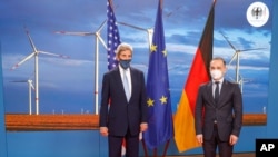 존 케리 미국 백악관 기후특사와 하이코 마스 독일 외무장관이 18일 베를린에서 회의 전 사진촬영을 했다. 