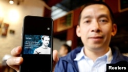 Vijetnamski "fejsbukovac" i aktivista za zaštitu ljudskih prava, La Viet Dung, pokazuje otvoreno pismo koje je sam poslao prvom čoveku Fejsbuka, Marku Zakerbergu, u Hanoju, Vijetnam, 10. aprila 2018.