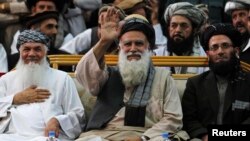 Abdul Rasul Sayyaf (markazda), Ismoil Xon (o'ngda), Abdul Vahob Erfan (chapda) prezident va vitse-prezident kursilari uchun bellashadi. Saylovlar 5-aprelga belgilangan.