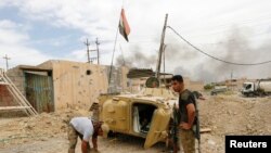 Members of Iraqi rapid response forces get ready for an operation during clashes between Iraqi forces and Islamic State militants in western Mosul, May 16, 2017. 