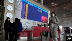 រូបឯកសារ៖ អ្នកធ្វើដំណើរត្រៀមឡើងយន្តហោះនៅអាកាសយានដ្ឋានអន្តរជាតិចិន នៅទីក្រុងប៉េកាំង ប្រទេសចិន កាលពីថ្ងៃទី ១៣ ខែធ្នូ ឆ្នាំ ២០២២។