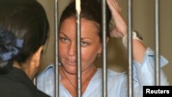 Schapelle Leigh Corby, saat berbicara dengan pengacaranya sebelum mengikuti persidangan di Denpasar, Bali, terkait penyelundupan ganja, 27 Januari 2005 (Foto: dok). 
