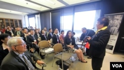 Cholthanee Koerojna (R),President of the KTBF at the opening ceremony session of the Symposium.