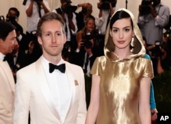 Adam Shulman, left, and Anne Hathaway arrive at The Metropolitan Museum of Art's Costume Institute benefit gala celebrating "China: Through the Looking Glass" on May 4, 2015, in New York.