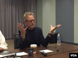 លោក Charles Noble ជាសាស្ត្រាចារ្យវិទ្យាសាស្ត្រនយោបាយសកលវិទ្យាល័យ California State University ក្នុងទីក្រុងឡុងប៊ិចរដ្ឋកាលីហ្វ័រញ៉ា ប្រាប់ VOA ពីរបៀប​ដែល​សារ​ព័ត៌មាន​នៅ​សហរដ្ឋអាមេរិកផ្សាយ​លម្អៀងទៅ​បេក្ខជន​ប្រធានាធិបតីនីមួយៗ។​