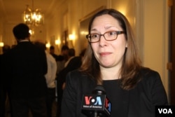 អ្នកនាង Laura Rosenberger នាយិកា​នៃ​សម្ព័ន្ធ​ការ​ពារ​លទ្ធិប្រជាធិបតេយ្យ(Alliance for Securing Democracy)និង​ជា​អ្នក​សិក្សា​ស្រាវជ្រាវ​ជាន់ខ្ពស់នៃ​អង្គការ German Marshall Fund ​ផ្តល់​បទសម្ភាសន៍​ដល់​វីអូអេ នៅ​ឯ​វិទ្យាស្ថាន ​American Enterprise Institute ក្នុង​រដ្ឋធានី​វ៉ាស៊ីនតោន​កាល​ពី​ទី​១៦​ ខែ​មករា ឆ្នាំ​២០១៨។ (សាយ​ មុន្នី/VOA)