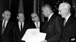 Prezident Lindon Jonson imzolagan qonun