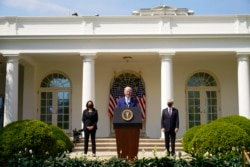 资料照片：美国总统拜登、副总统哈里斯和司法部长加兰德在白宫玫瑰园谈枪支暴力问题。(2021年4月8日)