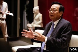 លោក អ៊ិត សំហេង​ រដ្ឋមន្ត្រី​ក្រសួង​ការងារ​ និង​បណ្តុះបណ្តាល​វិជ្ជាជីវៈ ​ធ្វើ​សន្និសីទ​សារព័ត៌មាន​ នៅឯ​ព្រលាន​យន្តហោះ​ ក្រោយ​បញ្ចប់​ទស្សនកិច្ច​នៅ​ប្រទេស​ថៃ​អំពី​បញ្ហា​ពលករ​ចំណាក​ស្រុក​ ថ្ងៃទី៦​ ខែកក្កដា​ ឆ្នាំ​២០១៧។ (ហ៊ាន សុជាតា/VOA)