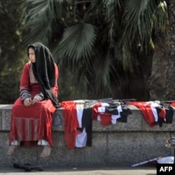 Qohira ko'chalarida mamlakat bayrog'ini sotib o'tirgan qizlar. Yangi tuzum ularning erkin va teng huquqli inson sifatida bilim olib, taraqqiyot yo'lida xizmat qilishi uchun sharoit yaratishi kerak, deydi Xillari Klinton.