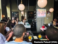 Quelques minutes avant l'annonce de la victoire d'Emmanuel Macron à La Jambe, à Washington DC, le 7 mai 2017. (VOA/Nastasia Peteuil)