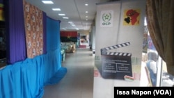 Dans les allées du Mica, lors du festival du Fespaco, le 2 mars 2017. (VOA/Issa Napon)