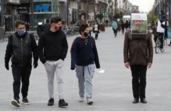 Seniman Belgia, Alain Verschueren, mengenakan "Oasis Portabel" saat berjalan jalan di Kota Brussels, Belgia di tengah wabah virus corona, 16 April 2021. (Foto: Yves Herman/Reuters)