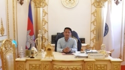 លោក សុខ សុវណ្ណវឌ្ឍនាសាប៊ុង ប្រធានគណបក្សខ្មែរក្រោក អំឡុងពេលផ្ដល់បទសម្ភាសដល់ VOA នៅខុទ្ទកាល័យរបស់លោក ក្នុងរាជធានីភ្នំពេញ កាលពីថ្ងៃទី០២ ខែមេសា ឆ្នាំ២០២០ ។ (អូន ឆេងប៉រ/VOA)