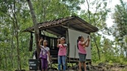 5 Ağustos 2020 - Endonezya'da Yogyakarta'daki köylerinde uzaktan eğitime erişmeye çalışan ilkokul öğrencileri