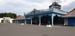 Ikon Pariwisata Solo, Wisata budaya Karaton Kasunanan Surakarta Hadiningrat tampak lengang, Sabtu (9/5), semua tempat wisata di Solo tutup sementara selama KLB Corona. (Foto: VOA/ Yudha Satriawan)