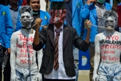 Para demonstran mahasiswa menggelar aksi teater dalam demo menentang rencana pemerintah merevisi UU Komisi Pemberantasan Korupsi, di Banda Aceh. (Foto: ilustrasi/AFP)