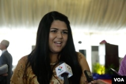 អ្នកនាង Christine Thinn សិក្ខាកាមរបស់ភ្នាក់ងារ Peace Corps សហរដ្ឋអាមេរិកនៅកម្ពុជា កំពុងសម្ភាសជាមួយនឹងអ្នកសារព័ត៌មានក្រោយពីពិធីស្បថចូលបំពេញការងារសម្រាប់អ្នកស្ម័គ្រចិត្តក្នុងការប្រារព្ធខួបលើកទី១១ នៃអ្នកស្ម័គ្រចិត្ត Peace Corps កាលពីព្រឹកថ្ងៃសុក្រ ទី១៥ ខែកញ្ញា ឆ្នាំ២០១៧។ (ទុំ ម្លិះ/VOA)