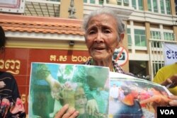 អ្នកស្រី ង៉ែត ឃុន ស្រ្តីសកម្មជន​ដីធ្លី​តំបន់​បឹងកក់ ផ្តល់​បទសម្ភាសន៍​ដល់​អ្នក​សារព័ត៌មាន​នៅខាង​ក្រៅ​សាលាដំបូងរាជធានីភ្នំពេញ នាថ្ងៃទី១៣ ខែមីនា ឆ្នាំ២០១៩។ (កាន់ ​វិច្ឆិកា/VOA)