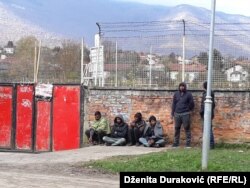 Migranti i izbjeglice ispred Đačko doma, Bihać, 26. oktobar 2018.