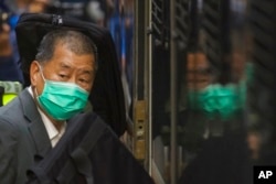 “Apple Daily” gazetasi asoschisi Jimmi Lay Gonkong sudi binosini tark etmoqda, 2021-yil, 1-fevral.