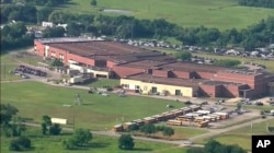 视频截图显示美国德克萨斯州圣达菲（Santa Fe）高中校园（2018年4月18日）