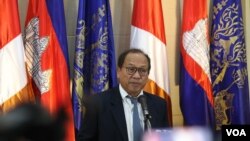 លោក ផៃ ស៊ីផាន អ្នកនាំពាក្យរបស់រដ្ឋាភិបាល ថ្លែងនៅក្នុងសន្និសីទសារព័ត៌មាន នៅទីស្តីការគណៈរដ្ឋមន្រ្តី កាលពីថ្ងៃទី៥ ខែកក្កដា ឆ្នាំ២០១៩។ (ស៊ុន ណារិន/VOA Khmer)