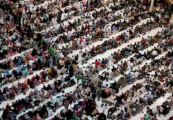 Ribuan Muslim melakukan Iftar atau Buka Puasa bersama di Masjid Al-Azhar, Kairo, Mesir 12/5 (Foto: Reuters).