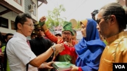 Indra Jaya, koordinator tim kuasa hukum menyerahkan berkas gugatan ke Pengadilan Negeri Pekanbaru, Riau, didampingi para aktivis selaku penggugat, Senin (14/3).