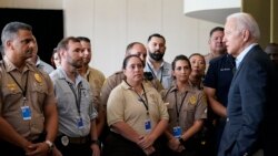 Predsednik SAD Džo Bajden razgovara sa spasiocima na Floridi