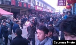 砍人事件发生的现场围观民众众多（网友新芙蓉后微博图片）