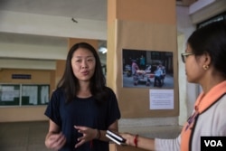 នាង ​យ៉ាន កុង អ្នកថតរូប​ឯកសារ​ជនជាតិ​ចិន​ និងជាម្ចាស់​តាំងពិពណ៌​រូបថត «ការពិត​មិនដូចការរំពឹងទុក»​ ផ្ដល់​បទសម្ភាសន៏​ជាមួយ​អ្នកសារព័ត៌មាន​ នៅ​ថ្ងៃ​ឱកាស​បើកសម្ភោធន៏ កាលពី​ថ្ងៃទី​៣​ ខែឧសភា​ នៅ​សកលវិទ្យាល័យ​ភូមិន្ទនិតិសាស្រ្ត​ និង​វិទ្យាសាស្រ្ត​សេដ្ឋកិច្ច​ នៅ​រាជធានី​ភ្នំពេញ។