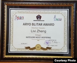 Penghargaan Aryo Blitar untuk sutradara Livi Zheng (Dok: Livi Zheng)