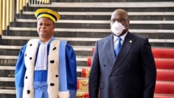 Procureur général na Cour constitutionnelle Jean-Paul Mukolo Nkokesha (G) na président Félix Tshisekedi na palais du peuple na Kinshasa, RDC, 2 juin 2020. (Facebook/Présidence RDC)