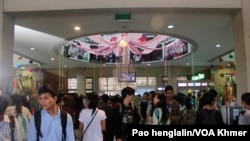 The view of many student from other university in Phnom Penh come to join the event at Cambodia Japan cooperation center (CJCC). This picture capture in the middle of the building(Paohenglalin/VOA Khmer)