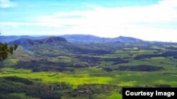 Pemandangan Geopark Nasional Ciletuh yang dikelilingi perbukitan hijau. (Foto: courtesy geopark-ciletuh.blogspot.co.id)