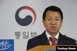Juru bicara Kementerian Unifikasi Korea Selatan Baik Tae-Hyun dalam jumpa pers, Seoul, Korea Selatan, 16 Juli 2017. (Foto: dok).