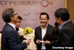 ប្រធាន​សហព័ន្ធ​ ICT ​កម្ពុជា ​លោក​ Steven ​Path ​(កណ្តាល) នៅ​ក្នុង​ពិធី​មួយ​របស់​សហព័ន្ធ​កាល​ពី​ខែ​មេសា ឆ្នាំ២០១៦។​ (Courtesy of ICT Federation)