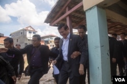 Kem Sokha, vice president of opposition CNRP shows his voter registration slip in a voter registration office in Phnom Penh’s Mean Chey on Wednesday, October 05, 2016. ( Kann Vicheika/VOA Khmer)
