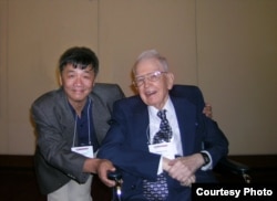 2008年，中国自由派民间智库北京天则经济研究所所长盛洪教授和美国芝加哥大学教授科斯（盛洪推特图片）