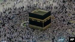 Arab Saudi mewajibkan Vaksin Meningitis bagi yang ingin berhaji atau umroh.