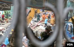 ប្រតិបត្តិការ​ស្វែងរក​មនុស្ស​ក្នុងគំនរ​អគារ​បាក់​បែក​នៅ​ក្រុង​ព្រះសីហនុ​ នៅព្រឹកថ្ងៃអាទិត្យ​ ទី២៣ ខែមិថុនា ឆ្នាំ២០១៩។ មនុស្ស​២៨នាក់​ ត្រូវបានអជ្ញាធរ​បញ្ជាក់​ថា​បាន​ស្លាប់​នៅក្នុងហេតុការណ៍​បាក់​សំណង់​ការដ្ឋាននេះ។ (ស៊ុន ណារិន/VOA)